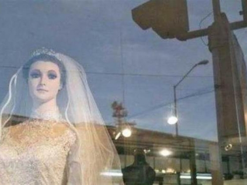鬼娃新娘？櫥窗裡的模特兒竟是乾屍！