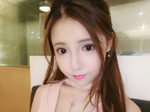 激似人氣女優！「白皙甜心」胸器太過驚人，「核彈級武器」令人難招架！