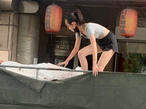 熱褲妹彎腰整理回收 他讚「偉大年輕女性」釣出本尊回應