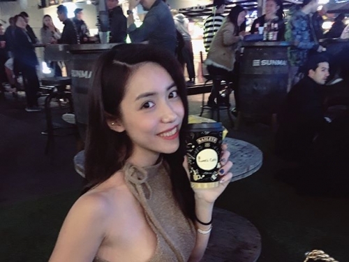 長輩超有存在感！「胸前超突出」正妹，圓潤美乳好身材，背後視角沒想到更狂.....