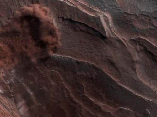 NASA 拍攝到火星的雪崩畫面，出現紅色塵土雲