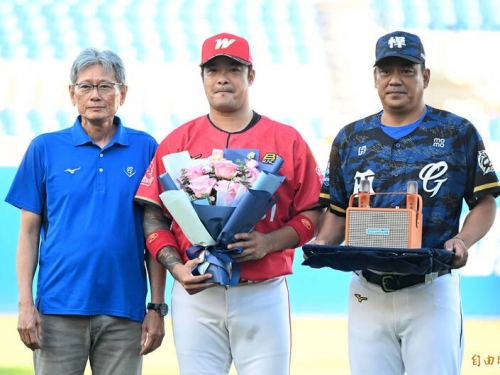 中職》林智勝引退賽前最後造訪新莊 郭泰源和陳金鋒代表富邦送上卡拉OK