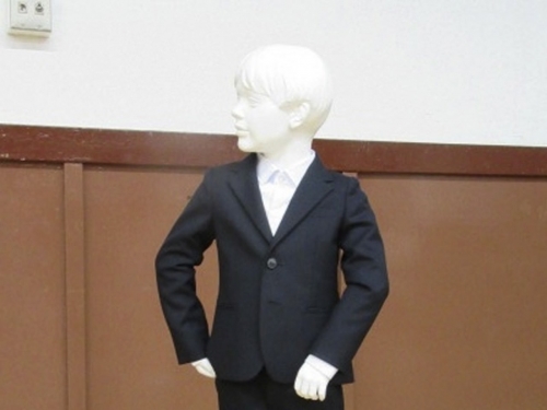 Giorgio Armani為日本公立小學設計制服，離譜價格引起家長暴風倒彈！