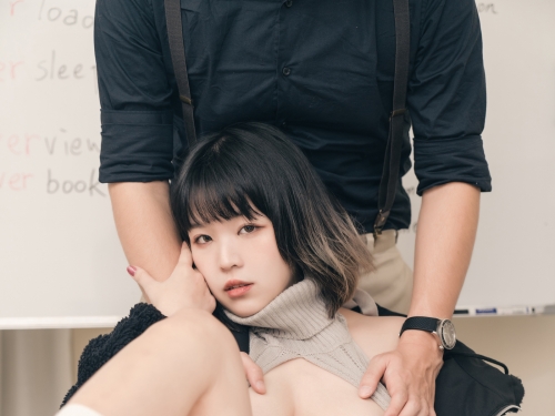巨乳學生妹「咪嚕DaRLing」看到帥哥老師就濕了！教室裡捧I罩杯開幹