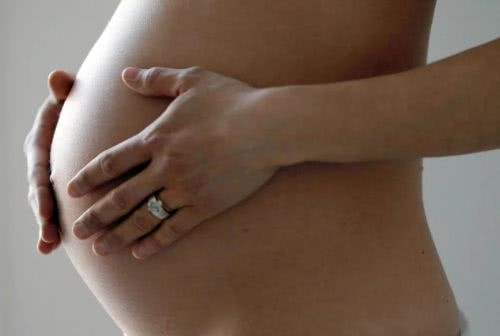 罕見醫學異常現象：男子腹痛就醫竟驗出「懷孕陽性」