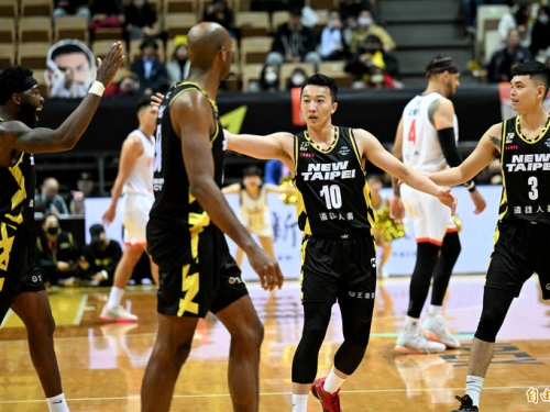 PLG》新北國王靠曼尼高、Q.戴維斯合拿42分 本季首支晉級季後賽隊伍