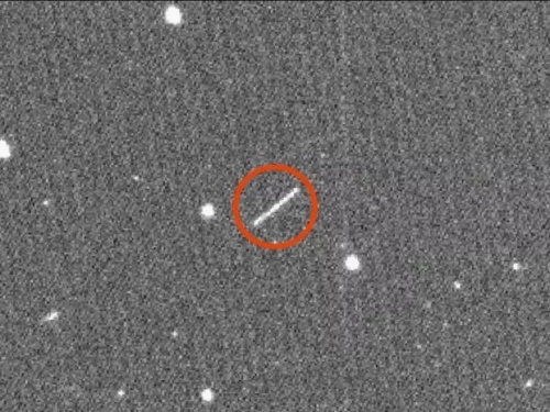 那顆要撞上地球的小行星，被地球引力永遠地改變了軌道