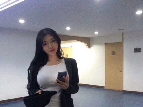 著衣巨乳！不管是正面還是側面，形狀犯規到讓人想衝動：車頭燈實在太緊繃！