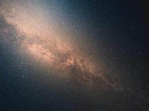 宇宙形成初期首度發現原始球狀星團，韋伯望遠鏡再度挑戰宇宙演化理論