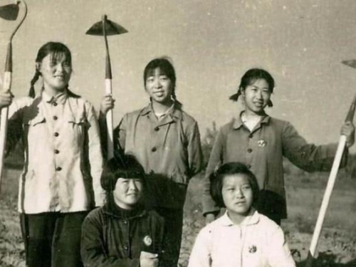 18歲女子挖水管時，意外挖到近70000銀元，揭開30年前的秘密