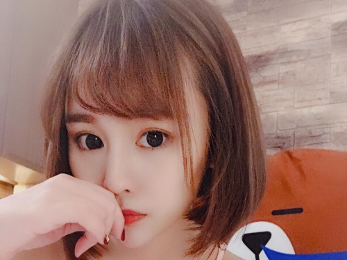 甜美正妹中路開開露「飽滿大奶球」　渾圓「爆乳形狀」太性感！