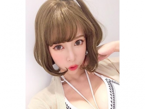 身材太制霸！短髮小隻馬「趙宇喬」豐滿上圍，上衣脫一半微露酥胸：完全招架不住了！
