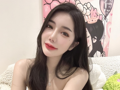 她是誰？車聚活動驚見絕美長腿妹　又酷又甜讓人欲罷不能
