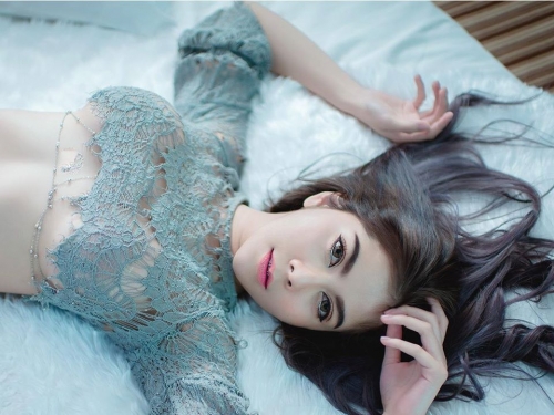 怎麼濕濕der！美甲SPA店老闆娘「渾圓大奶」沾滿水珠，躺床摸奶好撩人