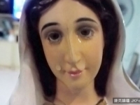 大馬聖母像神奇落淚　百人排隊爭睹「斗大淚珠」