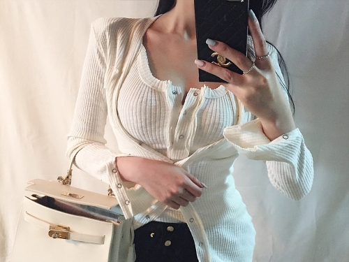 妹子緊身套裝「渾圓美臀」乍現好邪惡！深V開到底「深邃奶溝」快跑出…