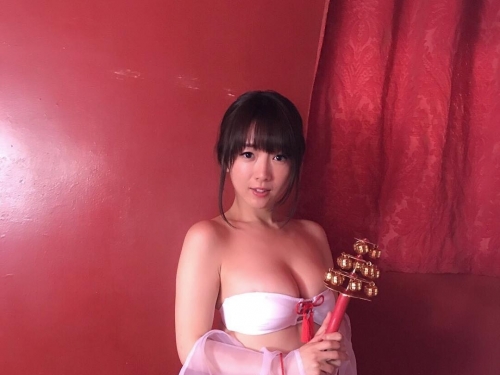 性感「G奶姐姐」無辜臉蛋下隱藏「致命誘惑」！胸前白嫩乳球太銷魂！