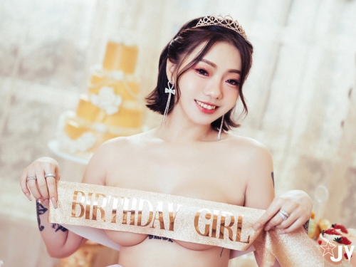 幫女神過生日！「雅捷」慶生趴太香豔，「巨乳美體」沾滿酒水跟奶油！