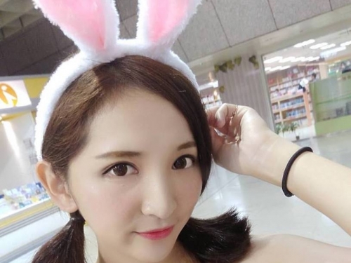 正妹若妘「白皙美肌」好誘人，「超清純臉蛋」散發溫柔氣息！
