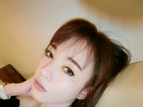 天菜！「小吃攤巨乳妹」穿著緊身小背心害客人覺得「好緊」，私下穿著更是大尺度！