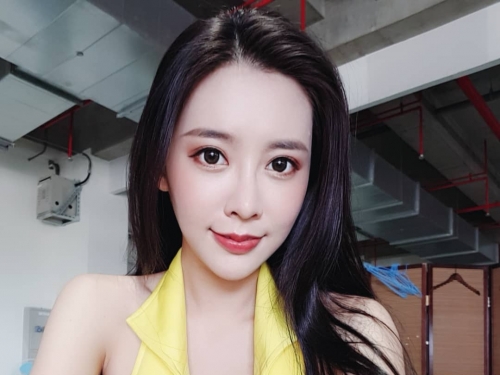 氣質女神「Momo 盈熙」逆天長腿太性感　甜美笑容讓網友戀愛