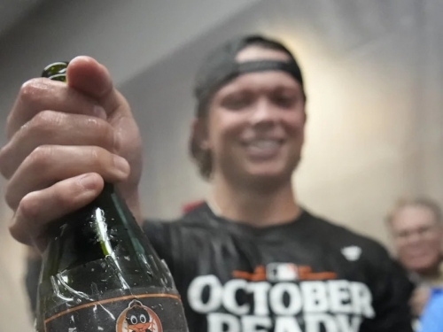 MLB》年齡限制不能喝酒！金鶯狀元郎慶功改拿「幼鳥洗澡水」