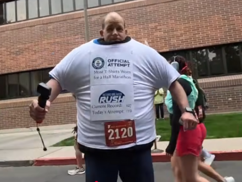 很奇特！美國男穿137件T恤跑半馬 創金氏世界紀錄