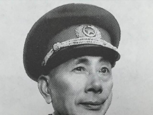 他靠吃草鞋活了下來，打仗時被人砍了一刀，結果當了司令員