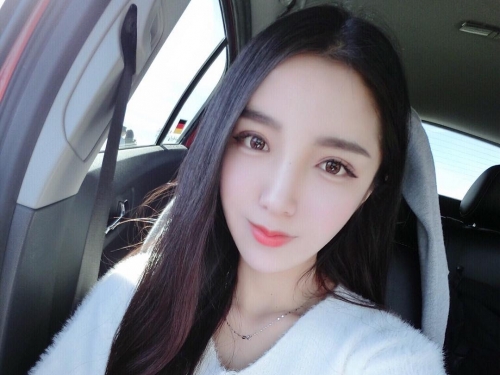 新人主播「甜美臉蛋」煞歪路人！「美艷大眼」吸走目光太戀愛！