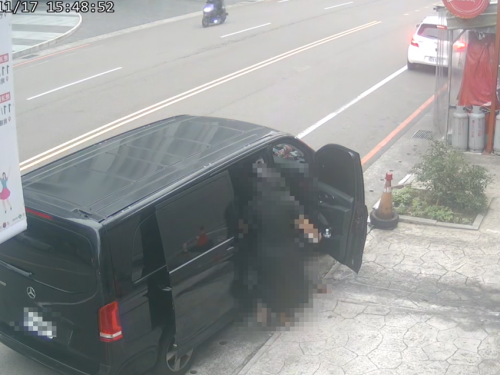 賓士黑裙大媽「路邊炸屎」留下驚人一坨！監視器全拍下