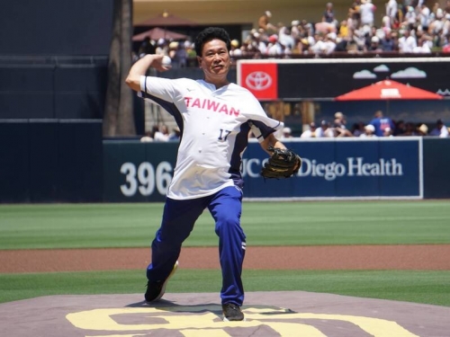MLB》兄弟傳奇陳義信開球！教士「台灣日」力壓紅襪 緊咬宇宙道奇