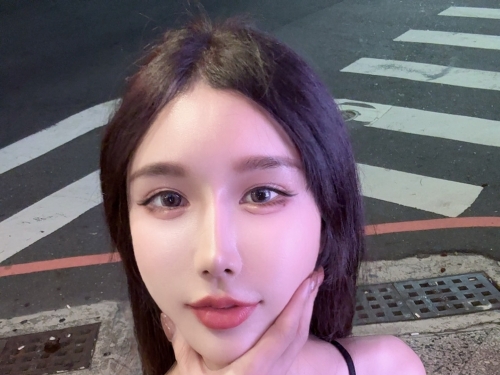 男友視角太犯規！氣質女神「夢夢」深V露「雪白美乳」 粉絲喊：想掐臉