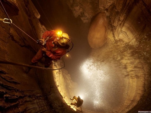 全球最深「庫魯伯亞拉洞穴」的影像