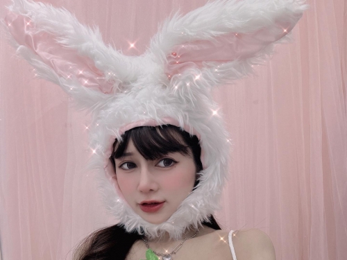 甜美女友「安希」使出巨乳大絕，「超豐滿弧度」讓人難以招架！