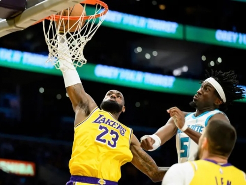 NBA》詹皇誇張隔扣「無緣的隊友」Mark Williams！Bronny完全傻眼