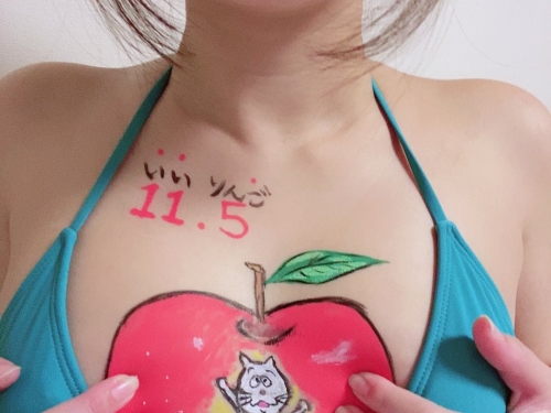 我要成為插畫家！「巨乳妹」每天在白嫩奶球上作畫　掰開乳溝還有驚喜