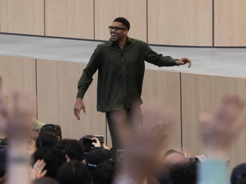 NBA》「字母哥」亞德托昆波也愛球員卡 自曝想收馬刺狀元溫班亞瑪新秀卡