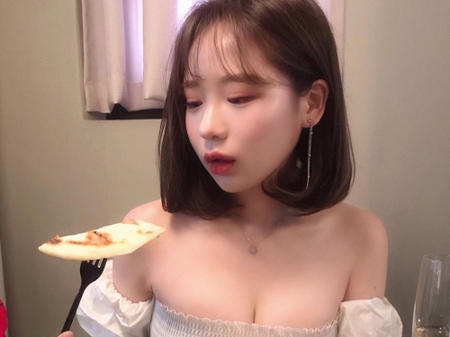 美乳和美食都擠？吃貨姐姐營養過剩　火辣曲線讓隔壁桌無法專心吃飯