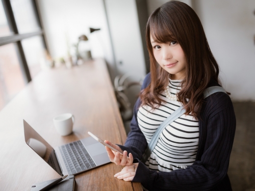巨乳妹專屬！側揹帶下「U/U線」照　斜背包「壓出飽滿兩粒」形狀整個出來啦