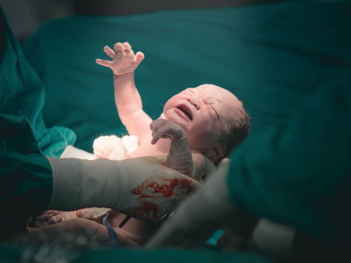 孕婦被卡車輾斃全身粉碎 8月大女嬰竟從破裂子宮出生