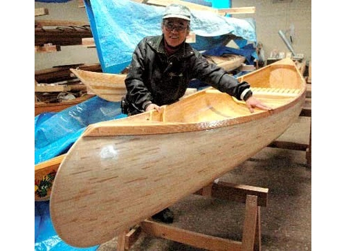 日本老翁用廢棄免洗筷建造獨木舟