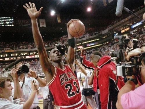 NBA》「籃球之神」喬丹93年實戰球衣 拍出天價近8千萬