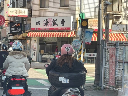 2輪車有4輪霸氣！「黑色米其林」在路上現蹤 網：太狠了