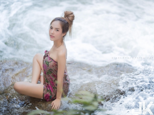 河邊驚見巨乳妹！只圍一條毛巾就在河邊戲水，四下無人直接脫了！