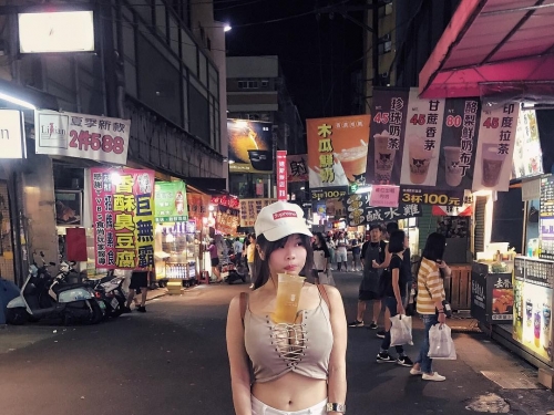 巨乳萌妹「黃海韻」大露側乳尬車旁邊民眾看呆　網友：想跟她一起騎