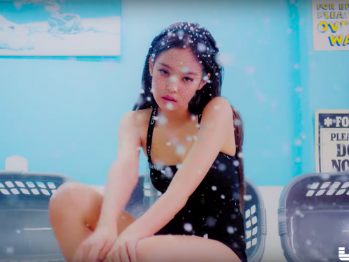 Blackpink Jennie推出首支單曲《Solo》奪排行榜冠軍，洗衣店直接脫衣畫面讓網友超沸騰！