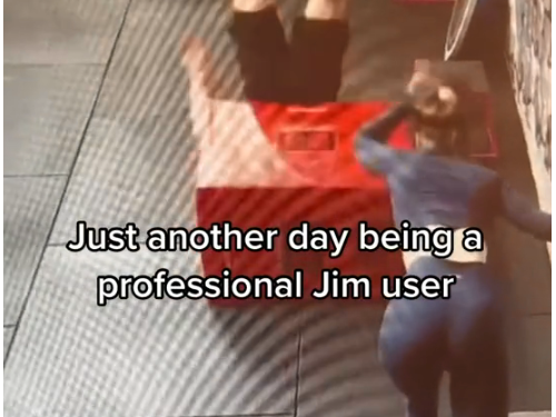 健美猛男搭訕美女慘摔四腳朝天糗爆 結局大反轉