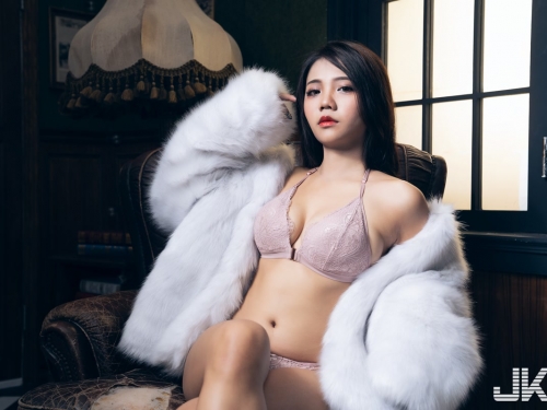 甜蜜感謝祭！火辣女友潔西卡「陪你吃下午茶」，蛋糕放美乳上太誘惑！