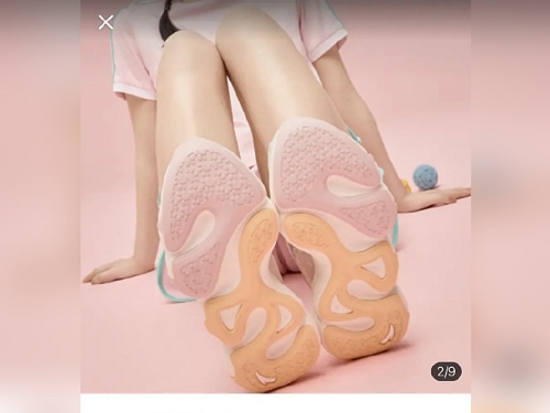 女鞋宣傳照被指影射女性陰部 掀正反論戰：打擦邊球