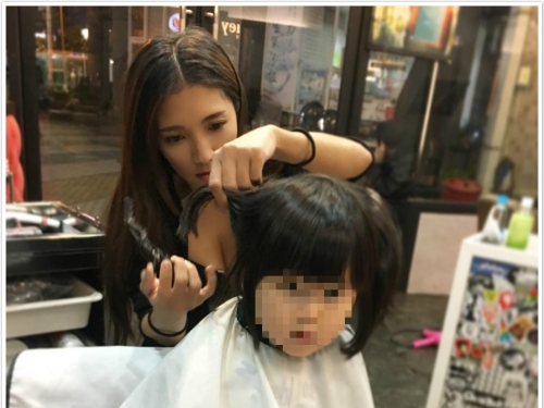 台北人衝啊！正妹「髮型設計師」爆乳剪髮　白嫩美胸就是最好的待客之道！